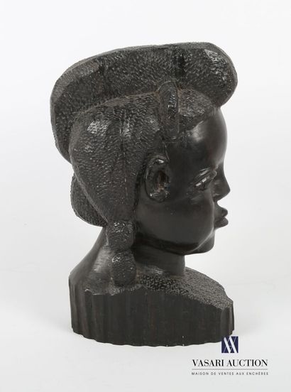 null AFRIQUE 
Buste de jeune fille en bois noirci et sculpté 
(petite trace de blanc)...