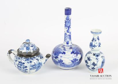 null Lot in porcelain with white/blue decoration including a miniature teapot, the...