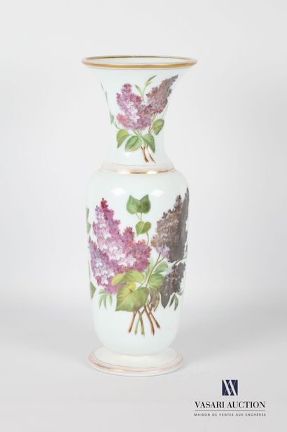 null Vase en opaline de forme balustre à col tulipe posant sur un petit socle piédouche,...