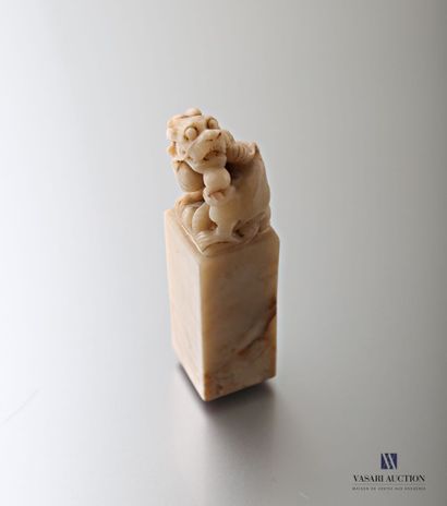 null CHINA, 20th century.
Steatite seal surmounted by a seated chimera, turning its...