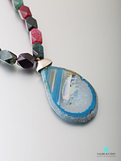 null Necklace in dyed agates supporting a blue agate in pendant, the clasp snap hook.
Length...