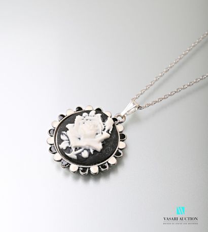 null Chain holding a pendant showing a flower.
Chain length : 40 cm - Pendant : 3,5...