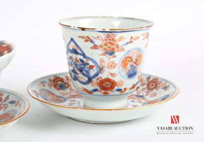 null ASIA
Porcelain lot with Imari decoration of plants, flowered branches and animated...