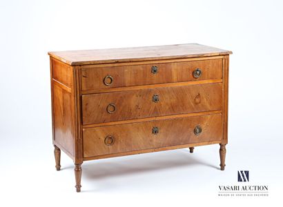 null Walnut chest of drawers and molded walnut veneer, it opens with three drawers...