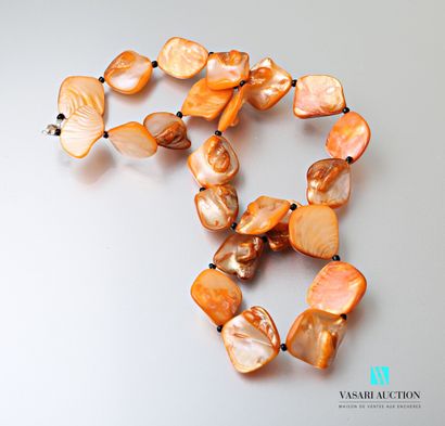 null Necklace of mother-of-pearl pastilles tinted orange, the clasp snap hook.
Length...