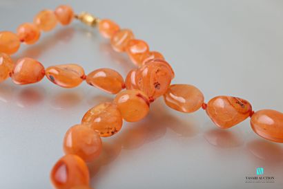 null Carnelian necklace in the shape of pebbles, the clasp with screw.
Length : 46...