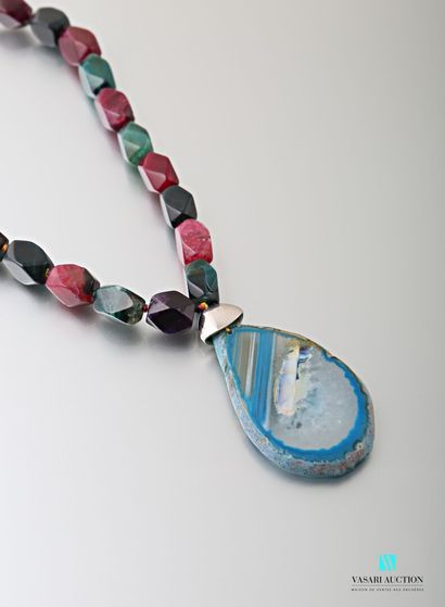 Necklace in dyed agates supporting a blue...