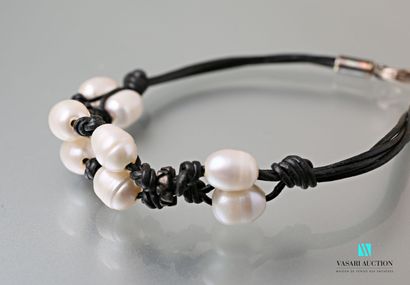 null Bracelet decorated with freshwater pearls on black cord, the clasp snap hook.
Length...