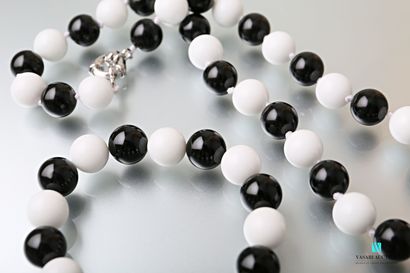 null Collier et bracelet ornés de perles bicolores noir et blanche en céramique,...