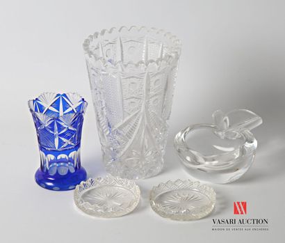 null A lot in crystal including an ashtray in the shape of apple marked Vannes (height:...