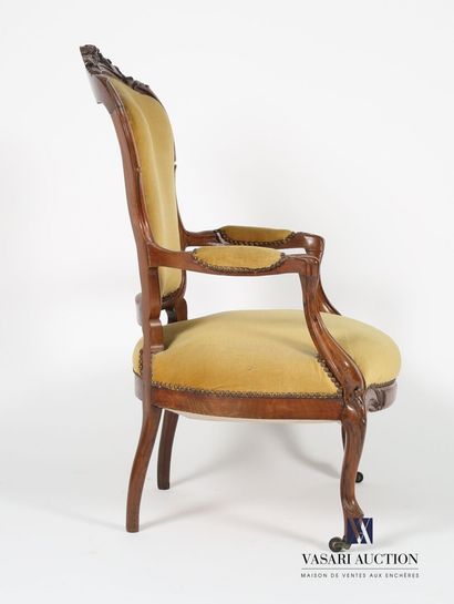 null Pair of armchairs in carved natural wood, the poly-lobed backrest is topped...