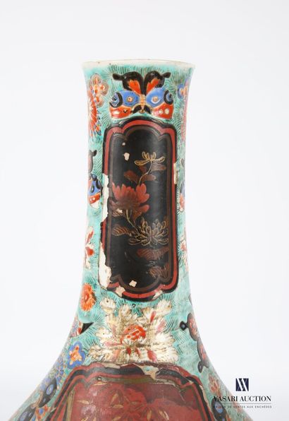 null JAPAN
Porcelain piriform vase decorated with butterflies and flowers in polychrome...