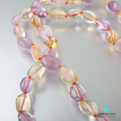 null Necklace in pebbles of ametrine, the clasp snap hook in metal
Length : 44,5...
