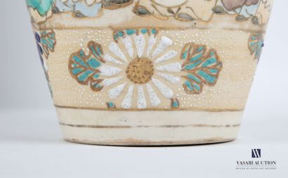 null JAPON 
Paire de vases en faïence de forme ovoïde à décor peint et rehaussé or...