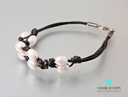 null Bracelet decorated with freshwater pearls on black cord, the clasp snap hook.
Length...