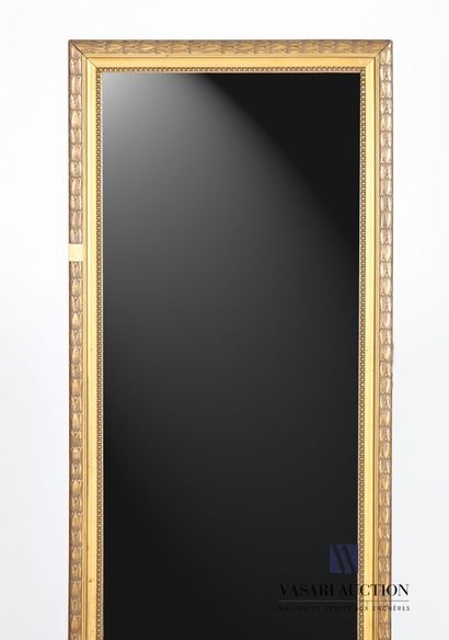 null Rectangular mirror in wood and stucco molded and bronzed with decoration of...