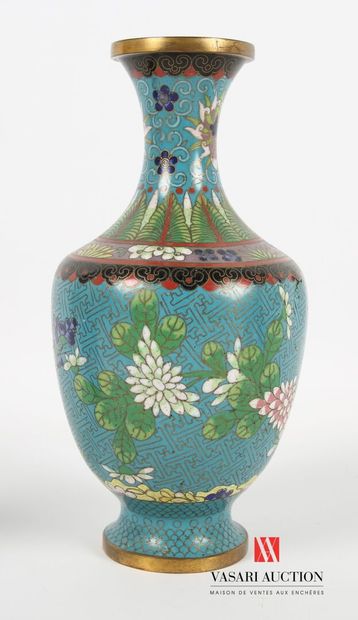 null Lot in cloisonné enamels including a baluster vase decorated with flowers (Height:...