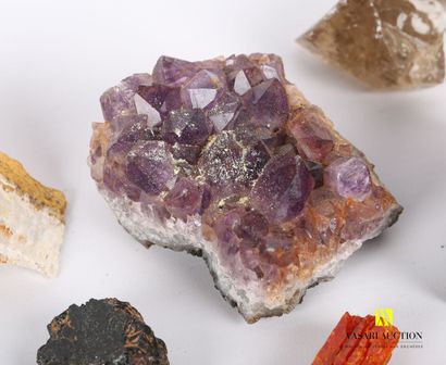 null Lot de vingt quatre pierres minéralogiques telle que : quartz améthyste - cristal...