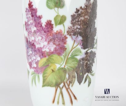 null Vase en opaline de forme balustre à col tulipe posant sur un petit socle piédouche,...