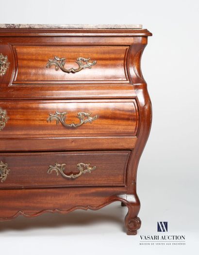 null Chest of drawers in molded and carved mahogany, it opens in front of four drawers...