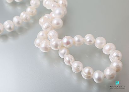 null Necklace of freshwater pearls, the clasp snap hook steel
Length : 58 cm 