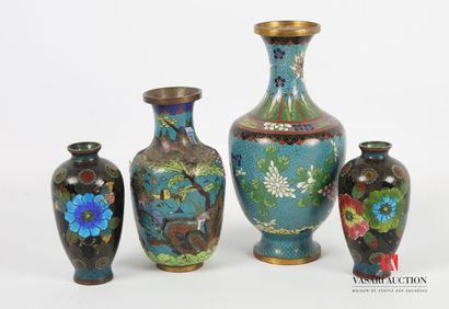 null Lot in cloisonné enamels including a baluster vase decorated with flowers (Height:...