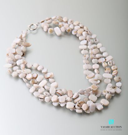 null Necklace with four rows twisted decorated with mother-of-pearl pastilles.
(missing...