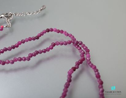 null Necklace adorned with faceted ruby root beads, the steel clasp.
Length : 42...