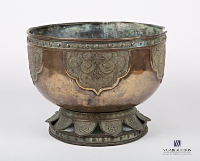 Brass bowl, the body is hemmed with a frieze...