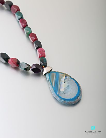 null Necklace in dyed agates supporting a blue agate in pendant, the clasp snap hook.
Length...