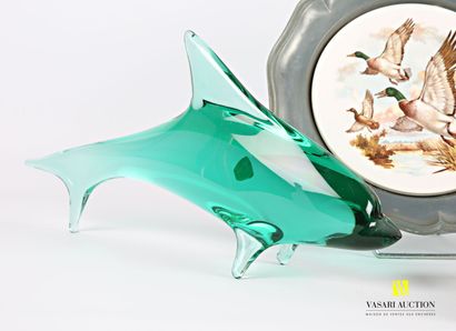 null Lot comprenant un sujet dauphin en verre teinté vert (Haut. : 16 cm - Long....