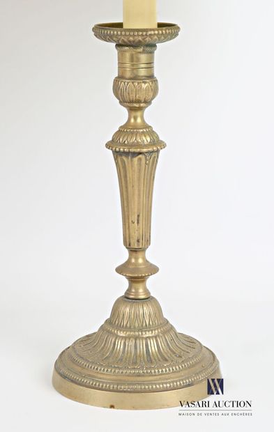 null Lot including two lamp bases, the first one in bronze standing on an octagonal...