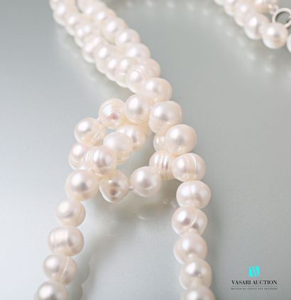 null Necklace of freshwater pearls, the clasp snap hook steel
Length : 78,5 cm 