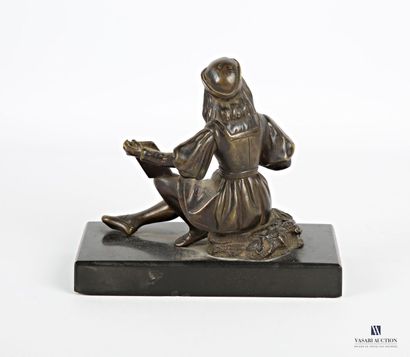 null Sujet en bronze à patine brune figurant un jeune peintre croquant sur une tablette
Socle...
