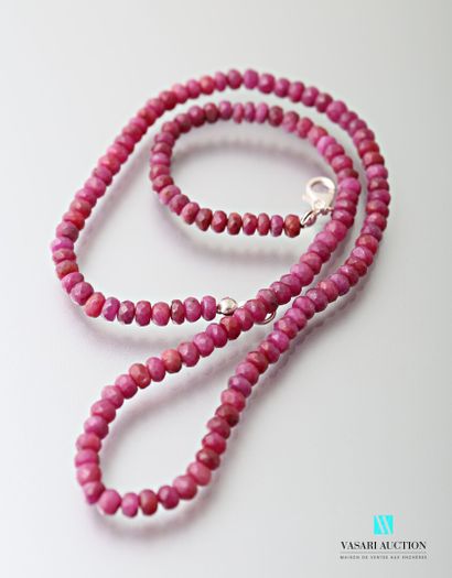 null Necklace of faceted rubies, the clasp snap hook in silver
Length : 45 cm - Gross...