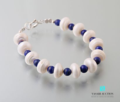 null Bracelet of white pearls of round form alternated with beads of Lapis lazuli,...