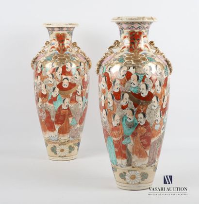 null JAPON 
Paire de vases en faïence de forme ovoïde à décor peint et rehaussé or...