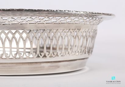 null Lot in silver plated metal including a dish of oval form, the hemmed edge of...