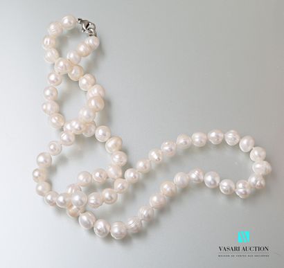 null Necklace decorated with freshwater pearls, the clasp snap hook
Length : 57,5...