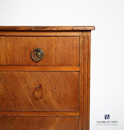 null Walnut chest of drawers and molded walnut veneer, it opens with three drawers...