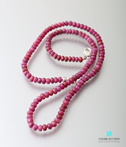 null Necklace of faceted rubies, the clasp snap hook in silver
Length : 45 cm - Gross...