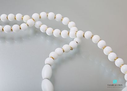 null Necklace slightly in fall decorated with balls of round and oblong form in white...