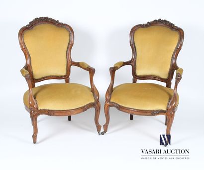 null Pair of armchairs in carved natural wood, the poly-lobed backrest is topped...