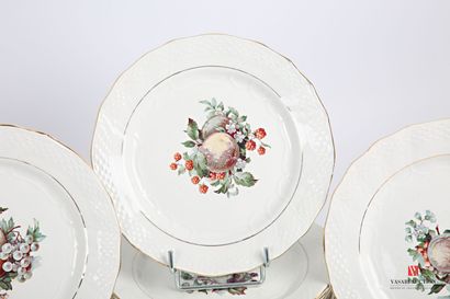 null SAINT AMAND Manufacture of 
Suite of twelve dessert plates with polychrome printed...