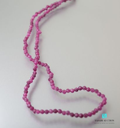 null Necklace adorned with faceted ruby root beads, the steel clasp.
Length : 42...