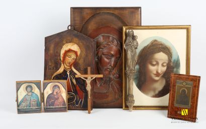null [RELIGIOUS]
Lot including a bas relief of Christ in carved wood signed Bastian...