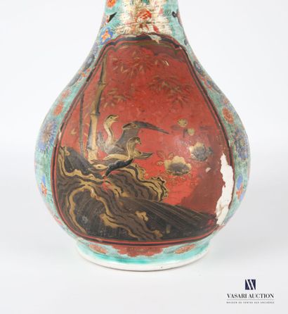 null JAPAN
Porcelain piriform vase decorated with butterflies and flowers in polychrome...