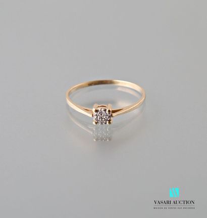 null Ring in gold 375 thousandths decorated with a round motif paved with small diamonds...