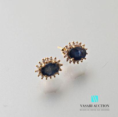 null Pair of earrings in gold 750 thousandth set with sapphires in a circle of small...