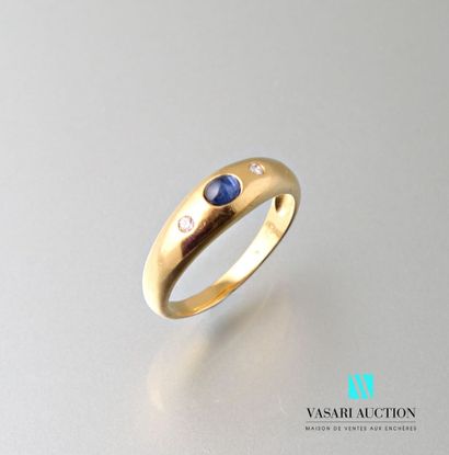 null Ring in yellow gold 750 thousandth set with a sapphire cabochon between two...
